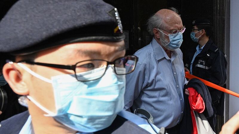 香港警方周三出动千名警员进行大抓捕,53名民主派人士,被指去年参与初选,涉嫌“颠覆国家政权”。图为,2021年1月6日,居港美籍人权律师关尚义(John Clancey)被港警带走。(法新社)