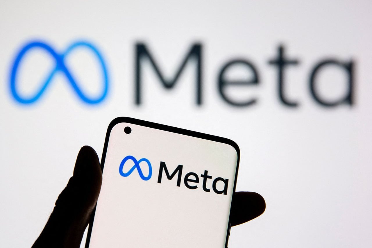 携帯電話に表示されたソーシャルメディアサービスMetaのロゴ。