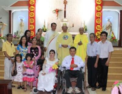 Lễ cưới cho đôi khuyết tật Cầm Thúy. Courtesy JoanesB Nguyen L.