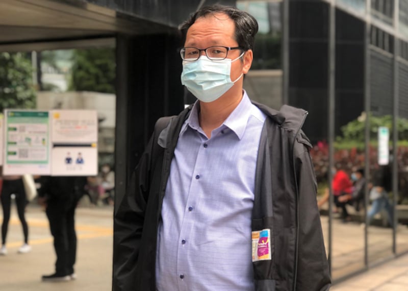 有市民在庭外對蔡耀昌指「時間好快過、寫信給你」。(文海欣 攝)
