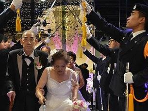 사정이 어려워 결혼식을 올리지 못했던 6·25 참전 유공자 부부의 합동결혼식 모습.