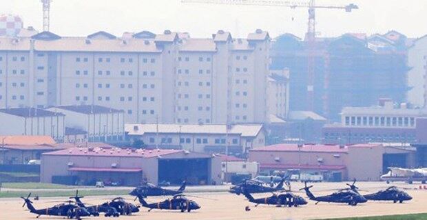  전시작전통제권(전작권) 전환에 초점이 맞춰진 하반기 한미 연합연습이 사실상 시작된 지난 5일 경기도 평택시 캠프 험프리스에 헬기들이 계류되어 있다.