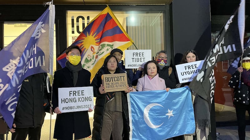 约20名在英藏人、维吾尔人和港人组织代表,周五(10日)下午到英国奥林匹克协会总部,希望递交呼吁“全面抵制”2022年北京冬奥的联署信件,不过英国奥林匹克协会未有派代表接收。(吕熙摄)