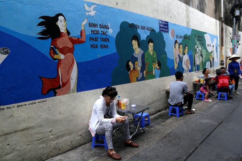 Hình minh hoạ. Người dân tại các quán bán nước ven đường ở TP Hồ Chí Minh hôm 4/6/2019