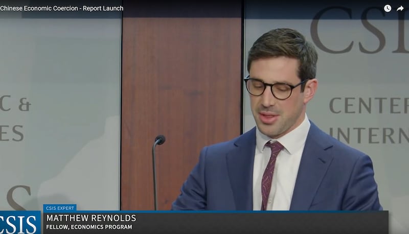 战略暨国际研究中心研究员雷诺兹(Matthew Reynolds)在会上表示,中国时常用非正式的方式对外国进行经济胁迫,这样中国官方就可以拒绝承认经济胁迫的存在。(视频截图/CSIS)