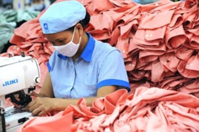 Nhân viên Công ty May 10 trong dây chuyền sản xuất hàng xuất khẩu .