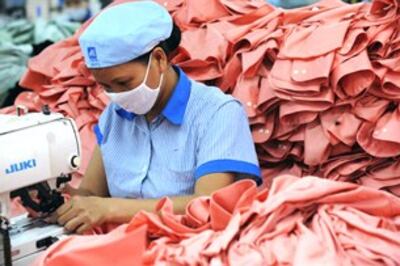 Nhân viên Công ty May 10 trong dây chuyền sản xuất hàng xuất khẩu .