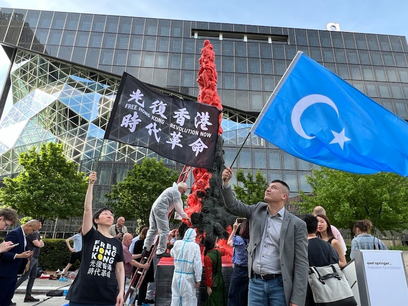 香港人在德國協會與世維會代表在「國殤之柱」展出開幕式上。(吳亦桐提供)
