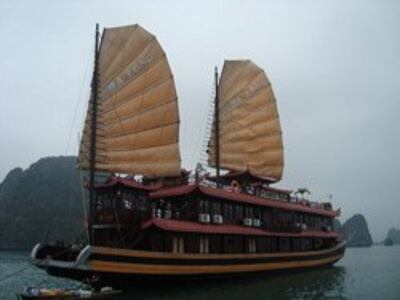 Thuyền buồm trên Vịnh Hạ Long. Photo courtesy of halongboatcruise.com