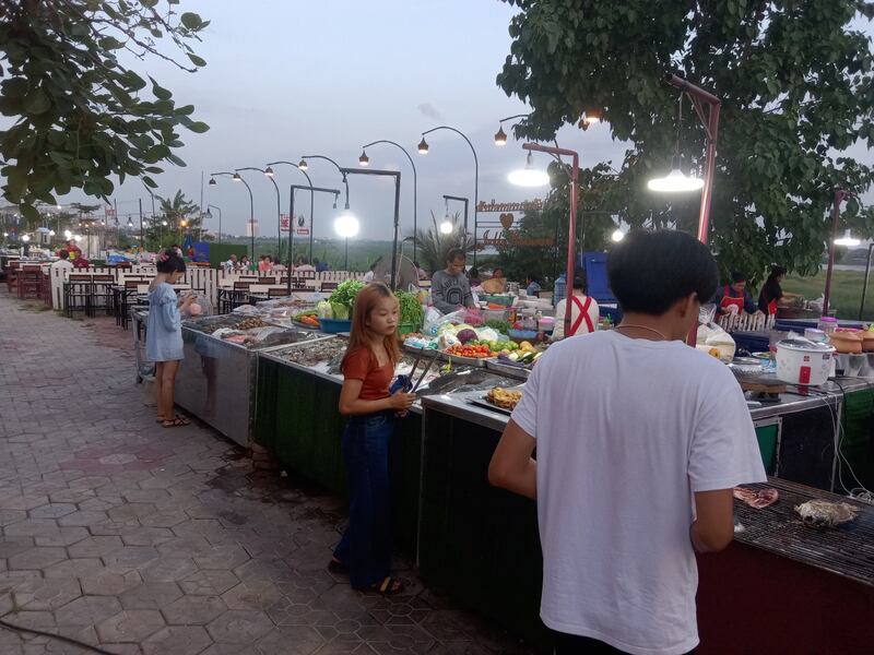 老挝万象湄公河边夜宵摊（祁德赛供图）