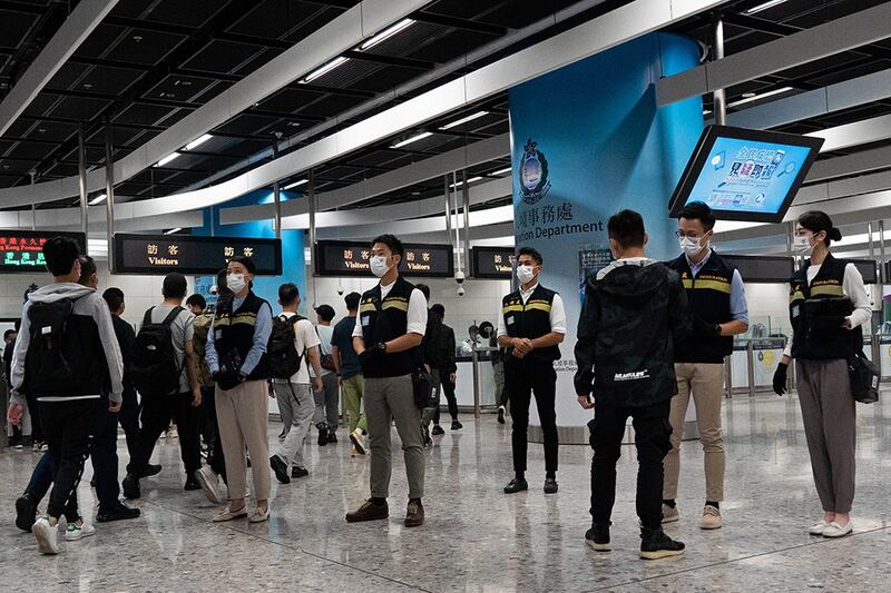 2021年11月19日，广深港高速铁路香港西九龙站正在进行跨部门反恐的虎速演习（TIGERPACE），模拟警察在海关逮捕入境的“极端分子”。 （摄影／Bertha WANG／AFP）