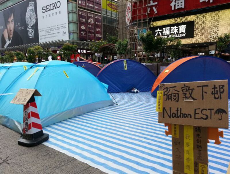 2014年10月29日，佔領區上出現帳篷建成的“彌敦下邨”，佔領者寓意繼續留守。（粵語部記者林靜攝）