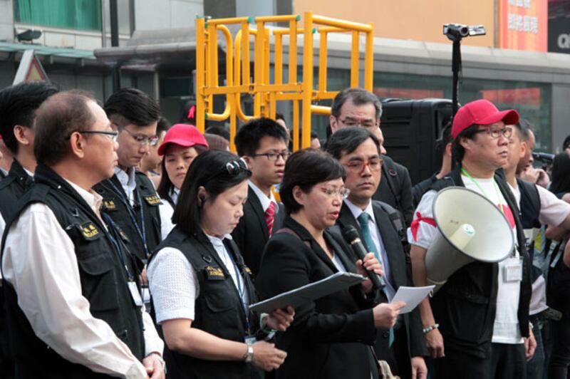 11月26日,代表的士業團體的律師鄺家賢宣讀佔領旺角禁制令。(粵語部文宇晴攝)