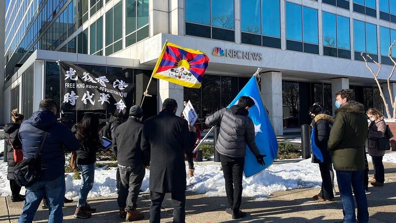 約10數名人權倡議人士，包括香港人、維吾爾人等，周二（4日）下午前往NBC位於華府的辦公室外請願。（邵嵐提供）