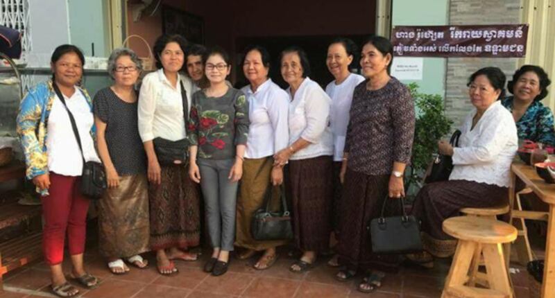 អ្នក​គាំទ្រ​ថតរូប​ជាមួយ​កញ្ញា រ៉ូហ្សេត នៅ​មុខ​អាហារដ្ឋាន​របស់​នាង កាល​ពី​ចុង​ខែ​មករា ឆ្នាំ​២០១៨។ 
