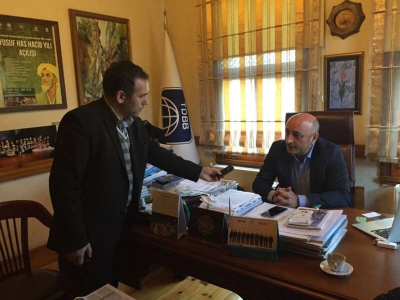 تۈرك دۇنياسى بەلەدىيەلەر بىرلىكىنىڭ باش كاتىپى دوكتور پەخرى سولاك ئەپەندى مۇخبىرىمىزنىڭ زىيارىتىنى قوبۇل قىلماقتا