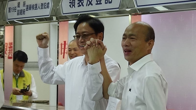 国民党总统候选人韩国瑜和副手、前阁揆张善政18日完成登记参选,十指紧扣给媒体拍摄。(记者夏小华摄)