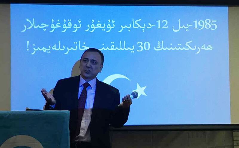 1985-يىلىدىكى 12-دېكابىر ئۇيغۇر ئوقۇغۇچىلار ھەرىكىتىنىڭ قاتناشچىلىرىدىن بىرى نۇرمۇھەممەت مۇساباي مەزكۇر ھەرىكەت ھەققىدە ئەسلىمە سۆزلىمەكتە. 2015-يىلى 19-دېكابىر، ئامېرىكا.