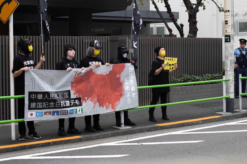 Yonji在大使館門外，呼喊何桂藍與鄒幸彤的辯詞。（張仕仁攝）