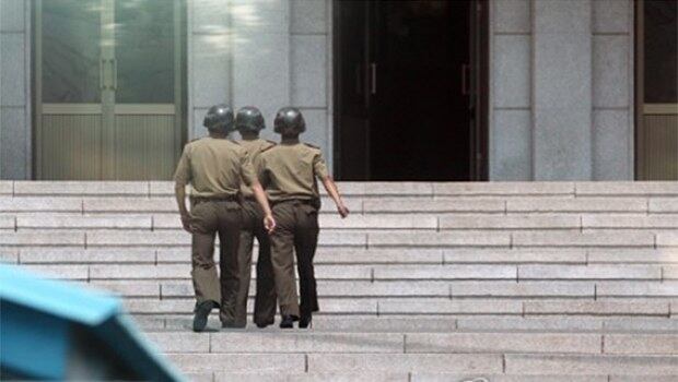 경기도 파주 비무장지대 내 판문점 자유의집에서 북한군이 판문각으로 들어가는 모습.