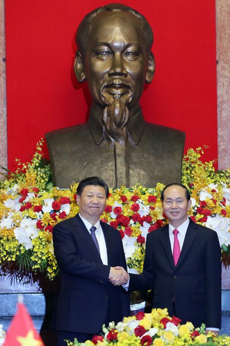 Chủ tịch Tập Cận Bình (trái) bắt tay với Chủ tịch Trần Đại Quang (phải) tại phủ Chủ tịch ở Hà Nội hôm 13/11/2017