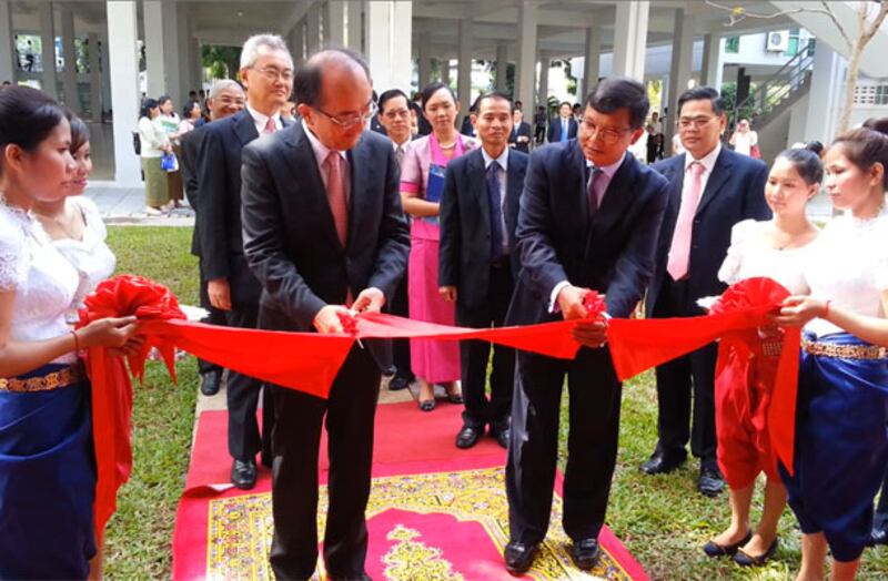 លោក ហង្ស ជួនណារ៉ុន (ស្ដាំ) រដ្ឋមន្ត្រី​ក្រសួង​អប់រំ យុវជន និង​កីឡា និង​លោក គូម៉ាម៉ារ៉ុ យូជិ (Kumamaru Yuji) ឯកអគ្គរាជទូត​ជប៉ុន ប្រចាំ​កម្ពុជា ចូល​រួម​ជា​អធិបតី​ក្នុង​ពិធី​ផ្តល់​ជំនួយ​ដល់​វិទ្យាស្ថាន​បច្ចេកវិទ្យា​កម្ពុជា នៅ​ថ្ងៃ​ទី​៣១ ខែ​តុលា ឆ្នាំ​២០១៣។