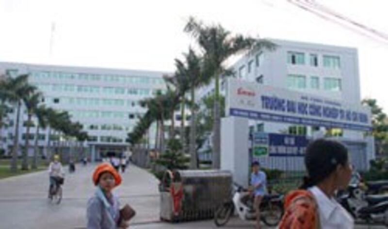 Đại học Công Nghiệp TPHCM, chi nhánh tại TP Quảng Ngãi, ảnh chụp ngày 05-07-2011. RFA PHOTO.