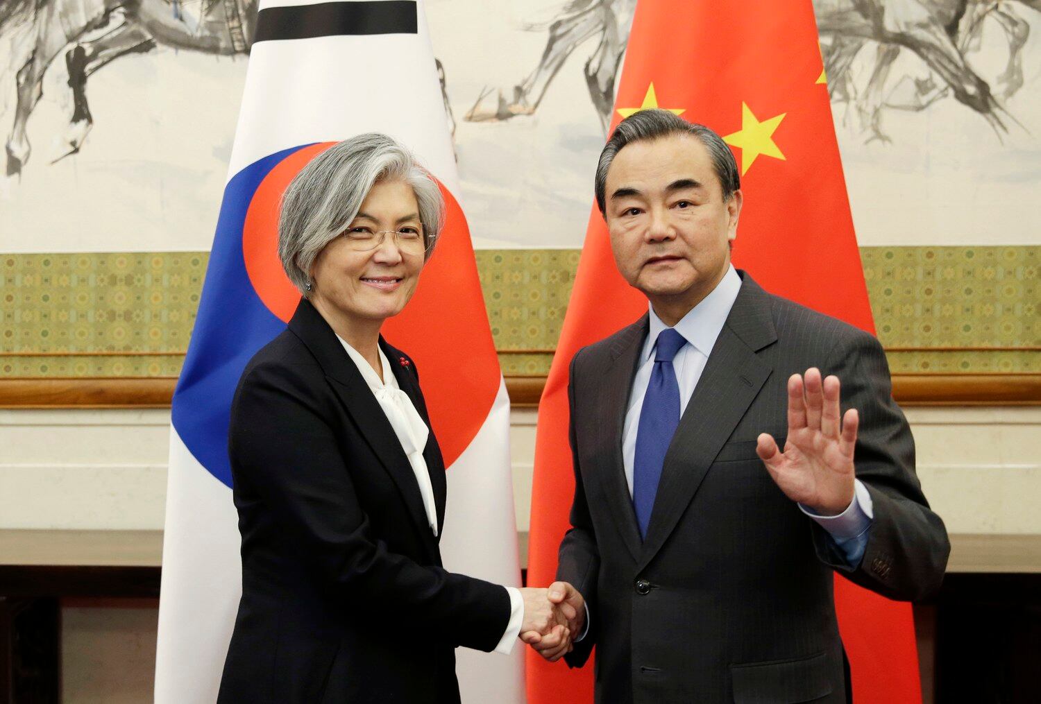 강경화 한국 외교부장관과 왕이 중국 외부장이 22일 베이징에서 만나 악수를 하고 있다.