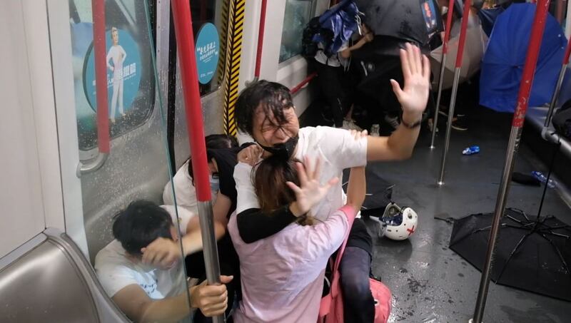 2019年8月31日晚,大批市民被警方無差別拘捕及追打。(《米報》 / 梁柏堅影片截圖)