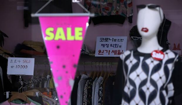 사진은 서울 명동 인근 지하상가 한 옷 가게.