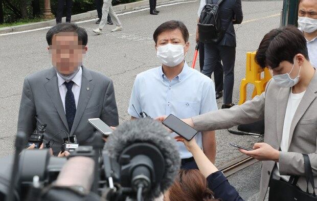 박정오 큰샘 대표와 큰샘 담당 이 모 변호사가 지난달 29일 자유북한운동연합과 큰샘에 대한 법인 설립 허가 취소 관련 청문이 열린 서울 삼청동 통일부 남북회담본부앞에서 입장을 밝히고 있다. 