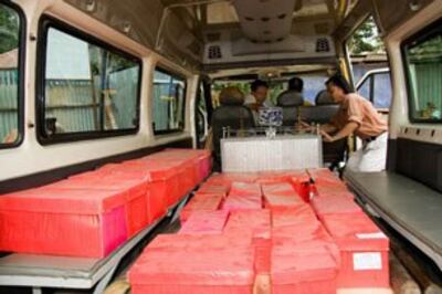 Các hài cốt được chở lên Lái Thiêu để hỏa táng