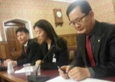 영국의회 상원회의실에서 북한인권에 대해 증언하는 탈북자 김흥광, 김영일 씨. -RFA PHOTO