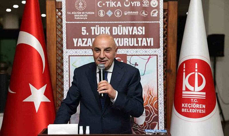 «5-نۆۋەتلىك تۈرك دۇنياسى يازغۇچىلار قۇرۇلتىيى» يىغىنىدا ئەنقەرە كەچىۆرەن رايونىنىڭ باشلىقى تۇرغۇت ئالتىنوق ئېچىلىش نۇتقى سۆزلىمەكتە. 2023-يىلى نويابىر، تۈركىيە.