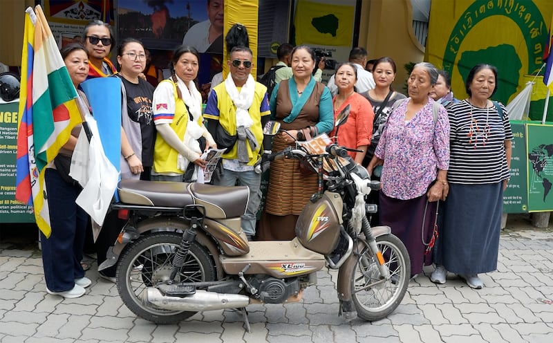 མེའོ་ཆོས་འཕེལ་གླིང་ནས་རྡ་ས་བར་གྱི་འཕྲུལ་རྟ་སྐོར་སྐྱོད་པ་བསྟན་འཛིན་དབང་འདུས་ལགས་བཟའ་མི་གཉིས་ལ་ཚོཊ་སྐྱིད་ཁག་གིས་དགའ་བསུ་ཞུས་པ། ༢༠༢༦།༨།༦