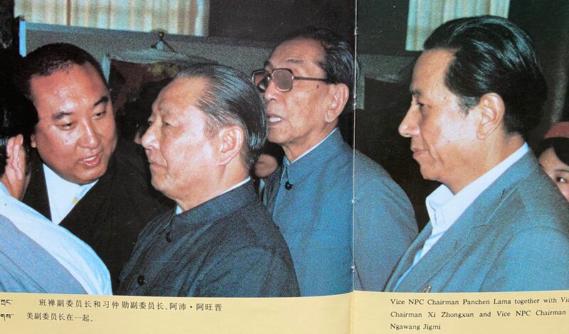 1980年代的合影。（翻拍画册《十世班禅》）