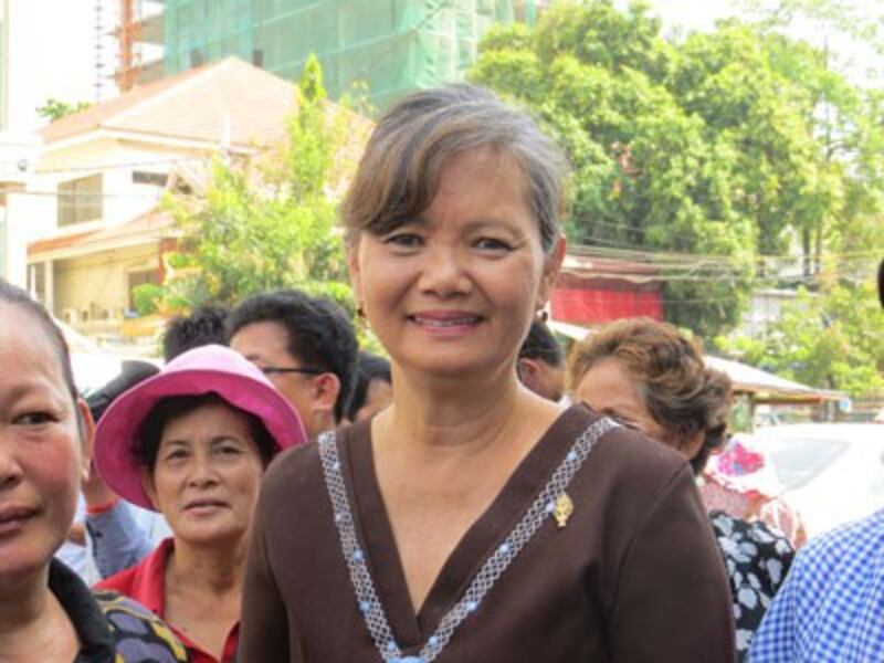 CNRP lawmaker Mu Sochua at the Phnom Penh Municipal Court, May 11, 2015. Credit: RFA