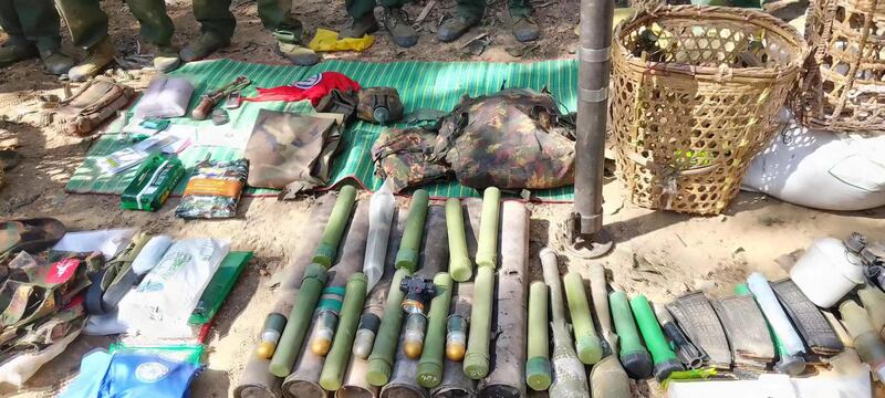 စစ်ကောင်စီတပ်၏ မုံးကိုးမြို့နယ် တပ်စခန်းတစ်ခုမှ သိမ်းယူရရှိခဲ့သည့် လက်နက်ပစ္စည်းတချို့အား ၂ဝ၂၃ ခုနှစ် အောက်တိုဘာလ ၂၈ ရက်နေ့က ကိုးကန့်တပ်မတော် (MNDAA)အဖွဲ့က ထုတ်ပြန်ထားသည့် ဓာတ်ပုံ။ (Photo: The Kokang)