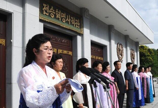 사진은 전승혁명사적관 교양마당에서 열린  북한 여성연맹 모임.