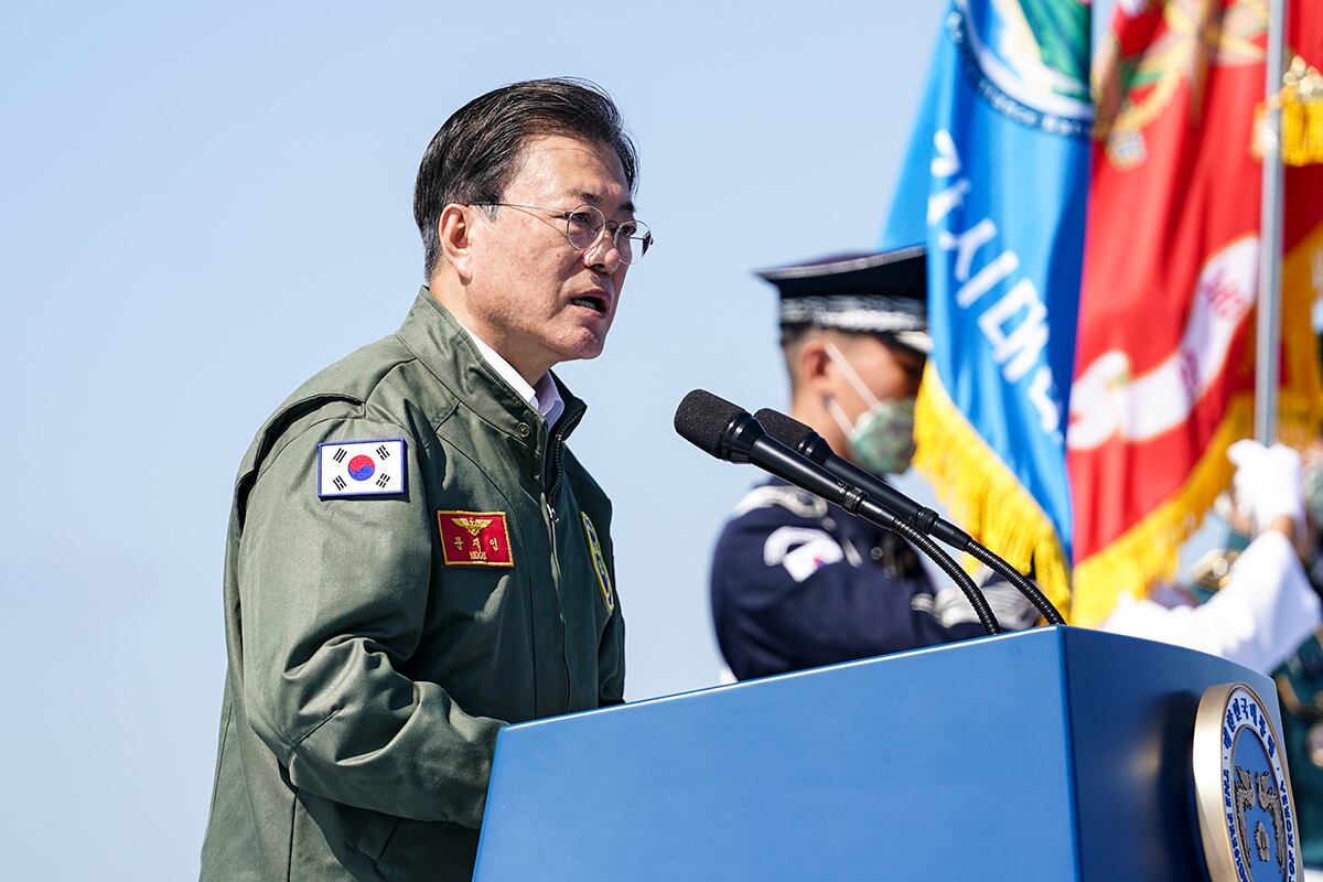 문재인 대통령이 1일 경북 포항 영일만 해상 마라도함에서 열린 제73주년 국군의 날 기념식에서 기념사를 하고 있다.