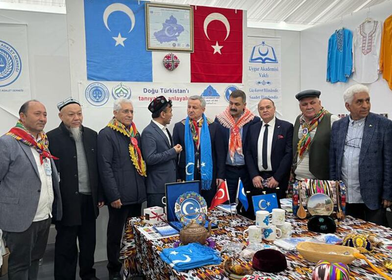 ئىيى پارتىيە مۇئاۋىن رەئىسى ئۇيغۇر بۆلمىسىدە. 2023-يىلى يانۋار، تۈركىيە.