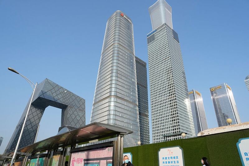 图为北京中央商务区的摩天大楼。中国政府一再出台宽松的购房政策以刺激房地产市场逆转颓势，但效果仍低于预期。（美联社图片）