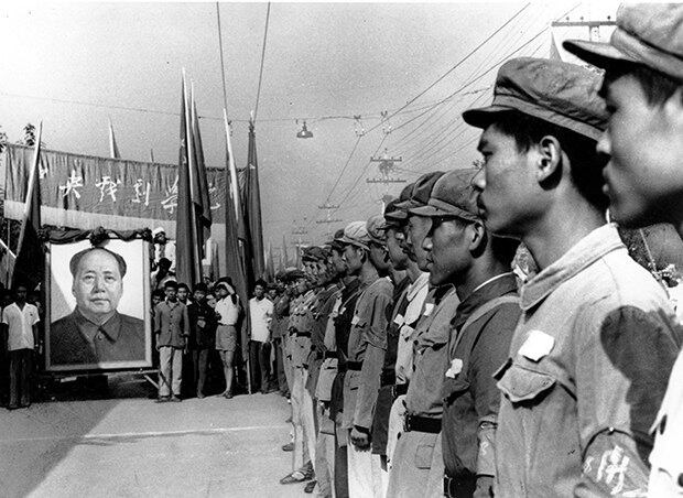 1966년 베이징의 모택동 초상화 앞에 줄지어 서 있는 홍위병들.