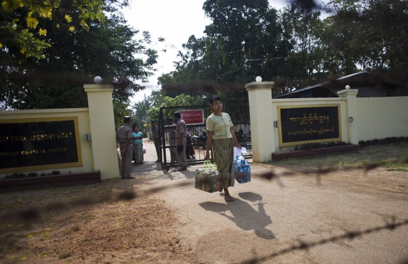 ၂၀၁၆ ခုနှစ်၊ ဧပြီလ ၈ ရက်နေ့က ပဲခူးတိုင်း၊ သာယာဝတီအကျဉ်းထောင်ကနေ လွတ်မြောက်လာသည့် အမျိုးသမီးတစ်ဦးအားမြင်တွေ့ရစဉ်။ (Photo:AFP)