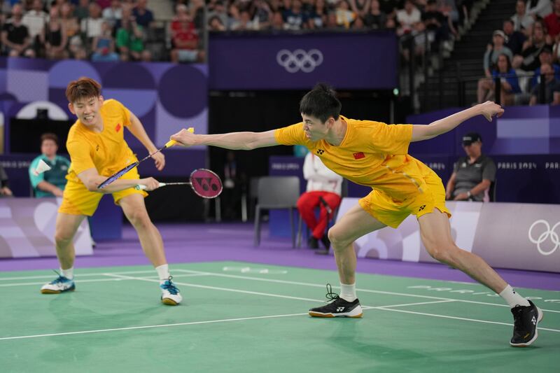 中國的劉雨辰（左）及新拍擋歐烜屹，在賽事人拼盡全力爭取出線。（美聯社圖片）