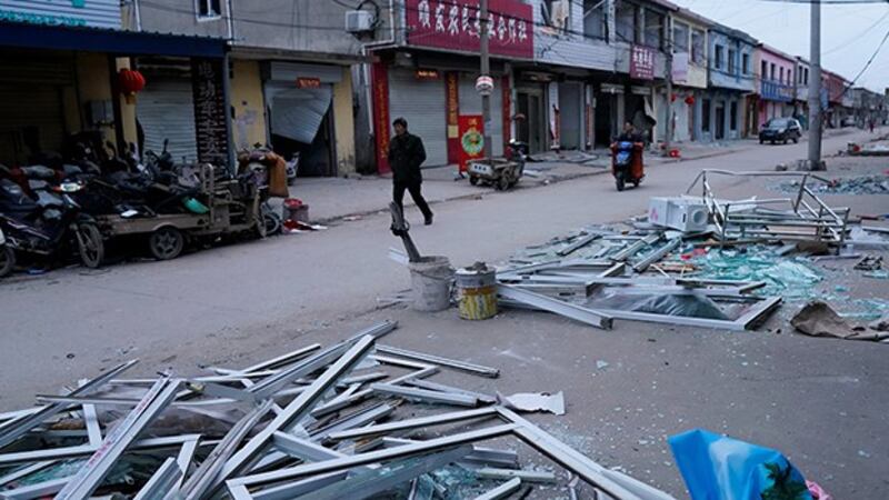 江苏盐城一家化工厂发生爆炸,工厂附近有房屋被毁。(路透社)