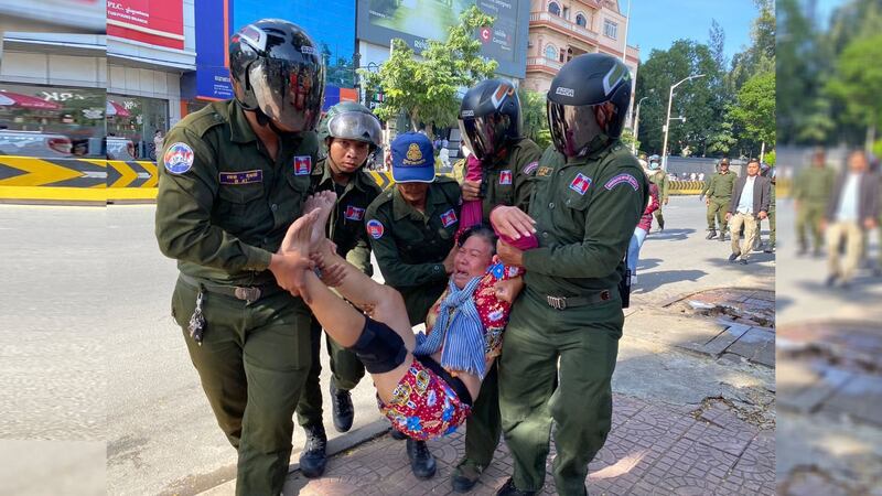 លោក​ស្រី ​សាត ផា ​​ត្រូវ​បាន​​កង​សន្តិសុខ​​នៅ​ខណ្ឌ​ចំការ​មន​ វាយ​ដោយ​​ដៃ​ផង​ អុក​នឹង​ក្បាល​ជង្គង់​​ផង​​រហូត​​លោក​ស្រី​ដួល ហើយ​កង​សន្តិសុខ​ចាប់​ដៃ​ចាប់​ជើង​​លោក​ស្រី​សែង​​ចេញ​ពី​កន្លែង​តវ៉ា នៅ​មុខ​ស្ថានទូត​ចិន កាល​ពី​ថ្ងៃ​ទី២៣ ខែតុលា ឆ្នាំ២០២០។ 