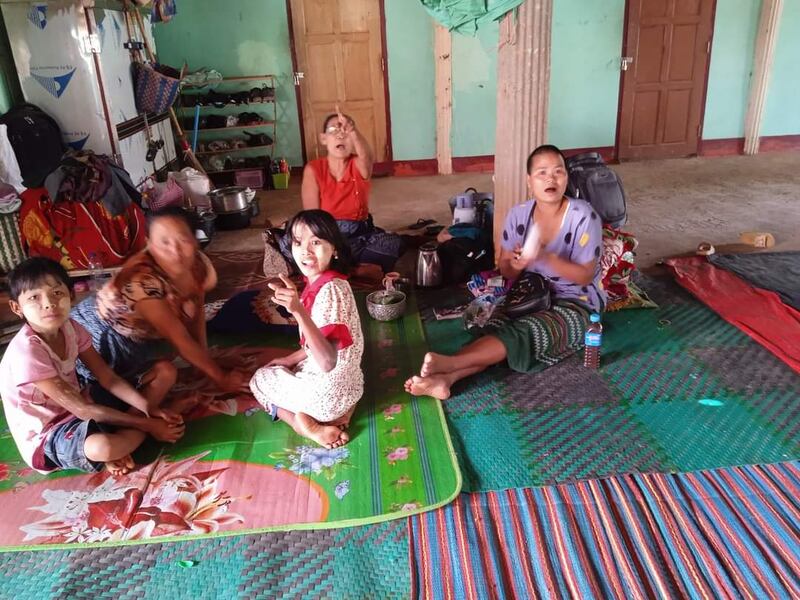 မြဝတီမြို့ သင်္ဃန်းညီနောင်တွင် စစ်ကောင်စီတပ်နှင့် KNLA မဟာမိတ်ပူးပေါင်းတပ်တို့ တိုက်ပွဲပြင်းများကြောင့် ထွက်ပြေးတိမ်းရှောင်လာသည့် ဒေသခံများအား ၂၀၂၄ ခုနှစ် မတ်လ ၈ ရက်နေ့က တွေ့ရစဉ်။ (Photo: Citizen Journalist)