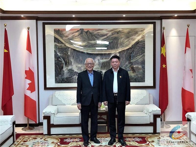 陈丙丁(左)和中国政府关系紧密，被视为是在加拿大的中共代言人。(多伦多华联会网站/柳飞提供)