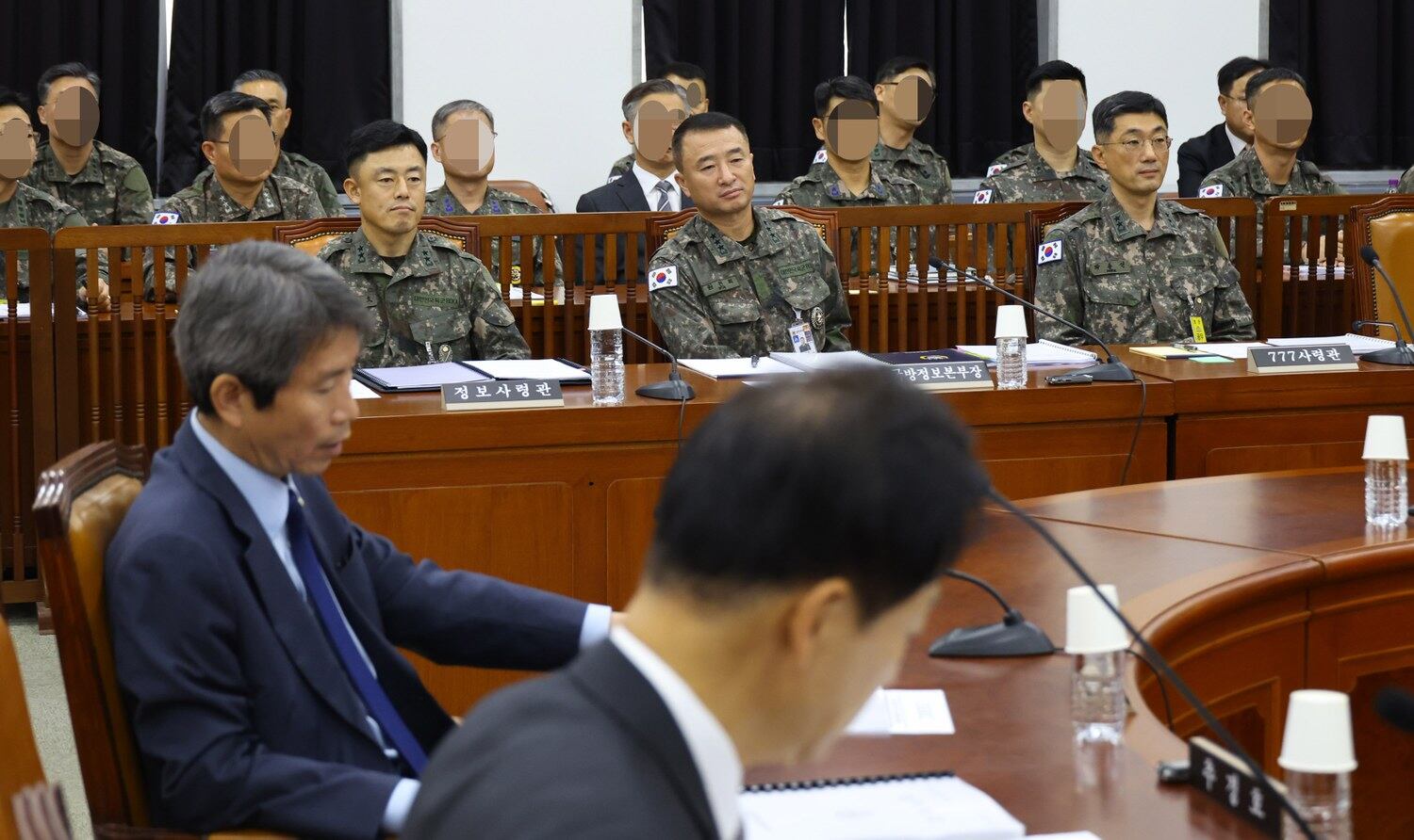 30일 국회에서 열린 정보위원회 국정감사에 출석한 문상호 정보사령관(왼쪽부터)과 원천희 국방정보본부장, 박종선 777사령관이 나란히 앉아 있다.  [국회사진기자단]